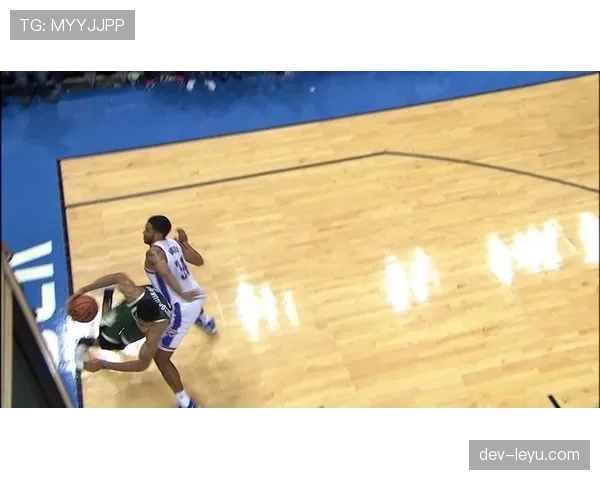 NBA场地的边线规则：球员踩线即违例的判定与注意事项